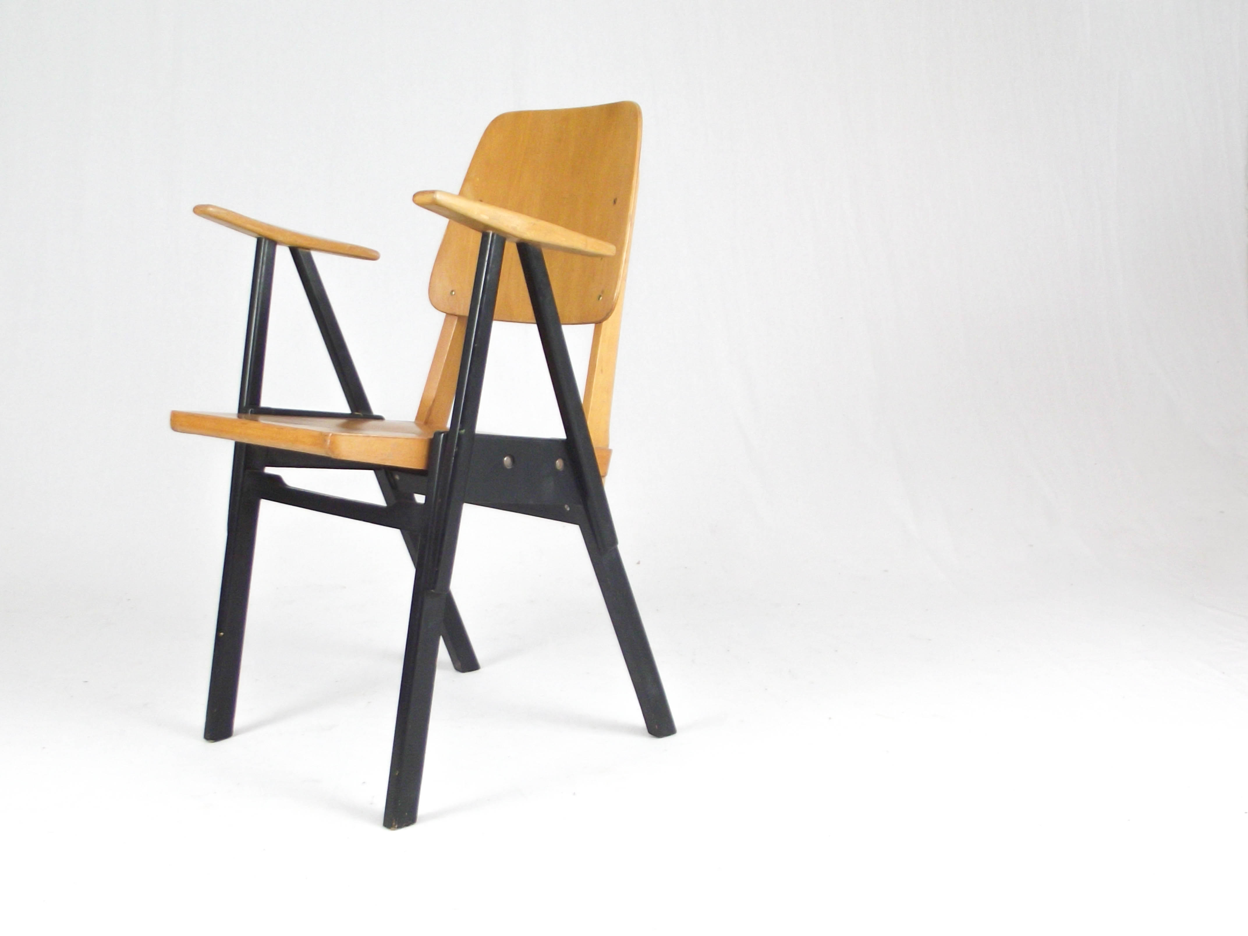 couple of german chairs âgé