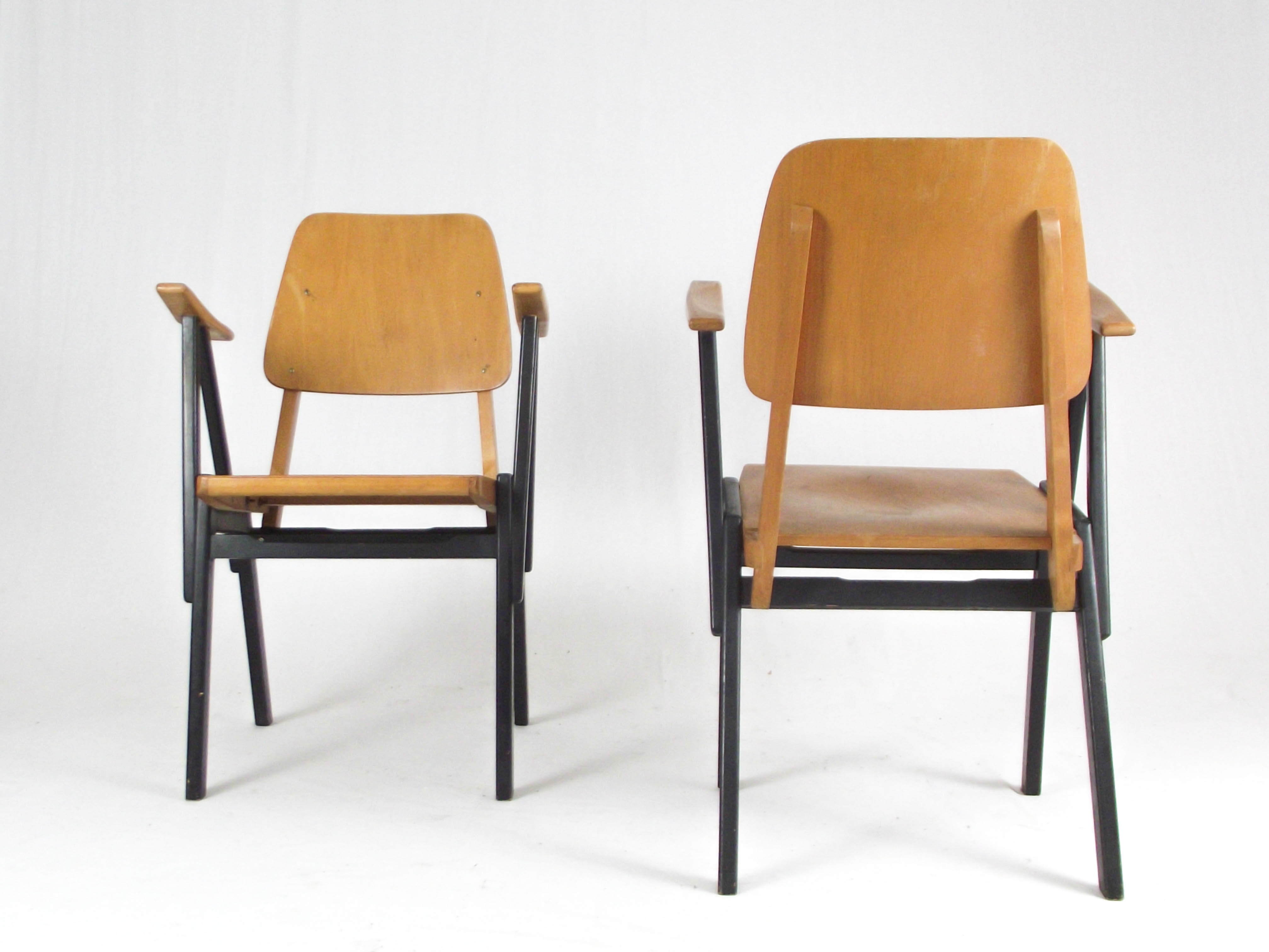 couple of german chairs âgé